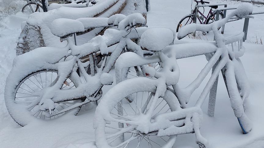 Stark eingeschneite Fahrräder