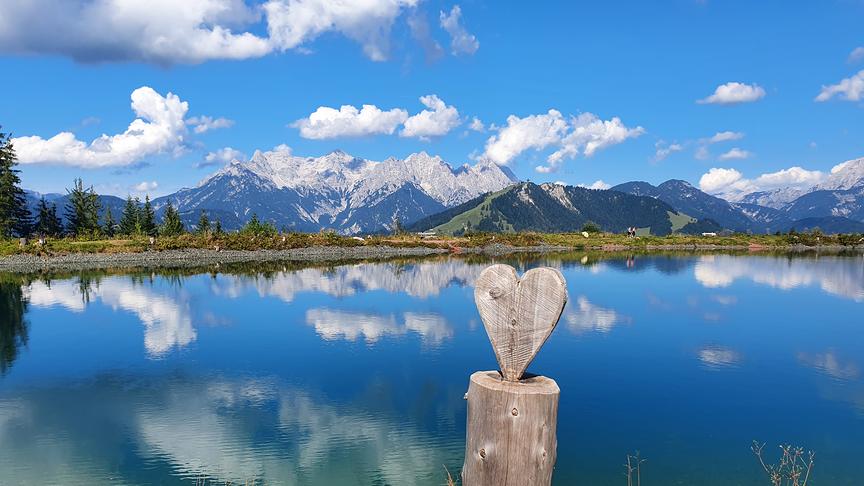 © Anita Kirisits Blick von Fieberbrunn zum Jakobskreuz und dahinter die Loferer Steinberge. (Anita Kirisits)