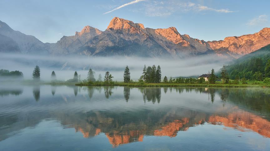 © Thomas Wurm Frühmorgens spiegelt sich die Almtalersonnenuhr im Almsee. (Thomas Wurm)