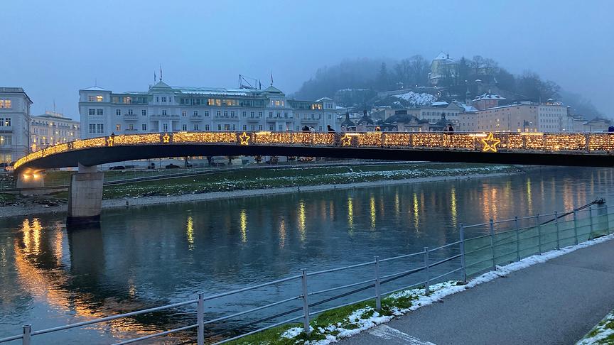 © Inge Lindengrün Der wunderschön beleuchtete Marko-Feingold-Steg im nebeligen Salzburg. (Inge Lindengrün)