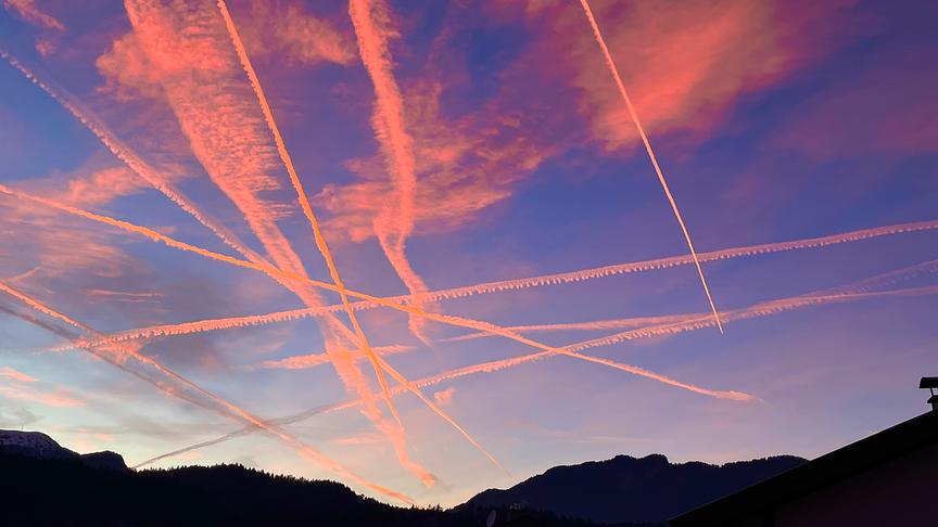 © Stampf Robert Kondensstreifen über Villach. (Stampf Robert)