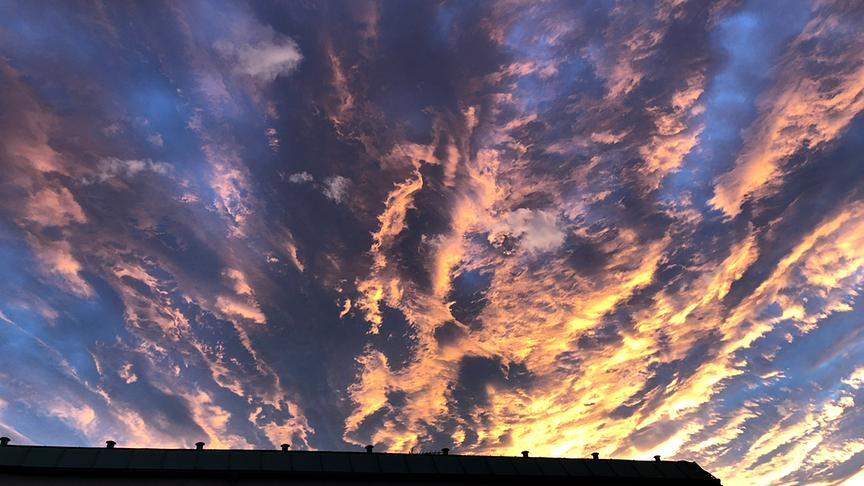 © Claudia Benavente Arce Herbstliche „Feuerwolken“ über den Dächern des 3. Bezirks in Wien. (Claudia Benavente Arce)