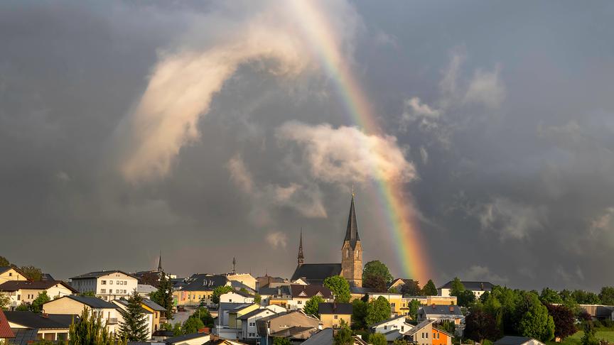 © Günther Aistleitner Regenbogen, Abendsonne und besondere Wolkenstimmung in Bad Leonfelden (Günther Aistleitner)