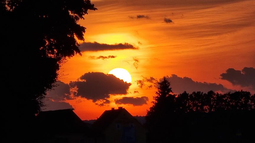 © Georg Ackerer Wow, das ist einmal ein Sonnenuntergang bei Bad Radkersburg. (Georg Ackerer)