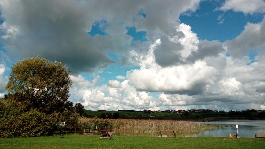 © Emma Sommeregger Heute konnte ich beim Strandbad Seekirchen am Wallersee / Salzburger Seenland diese dramatische Wolkenstimmung fotografieren. (Emma Sommeregger)