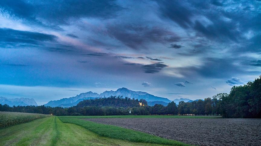 Blick zum Monatsschlössl um 19 Uhr 28 vom Kreuzhofweg in der Abenddämmerung.