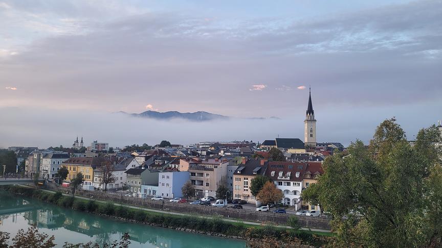Morgenstimmung mit tiefem Nebel über Villach