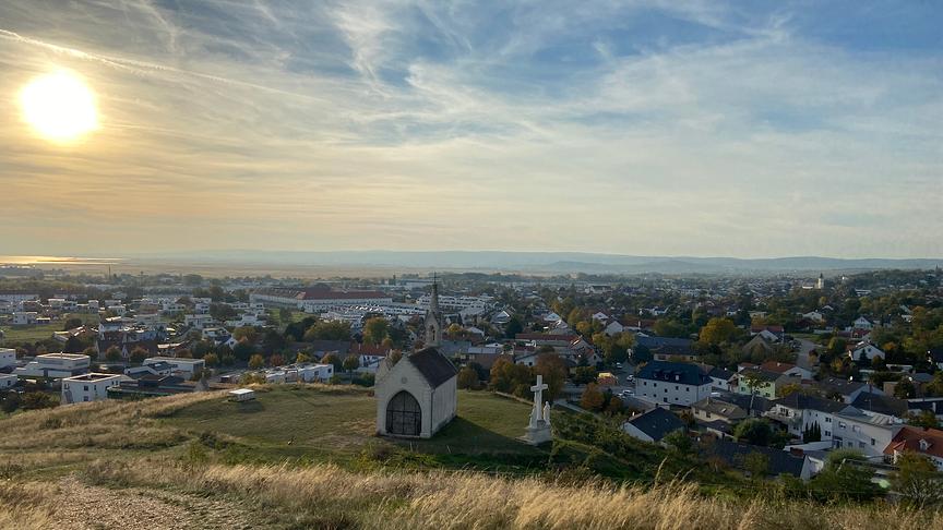 © Christoph Pamer Blick vom Kalvarienberg auf Neusiedl am See / Kalvarienbergkapelle, Neusiedlersee & Leithagebierge. (Christoph Pamer)