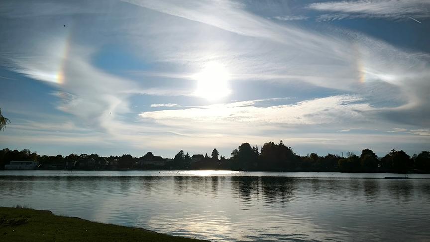 © Kerstin Bauer Die Sonne hat sich links und rechts davon wie ein Regenbogen gespiegelt über dem Neufelder See. (Kerstin Bauer)