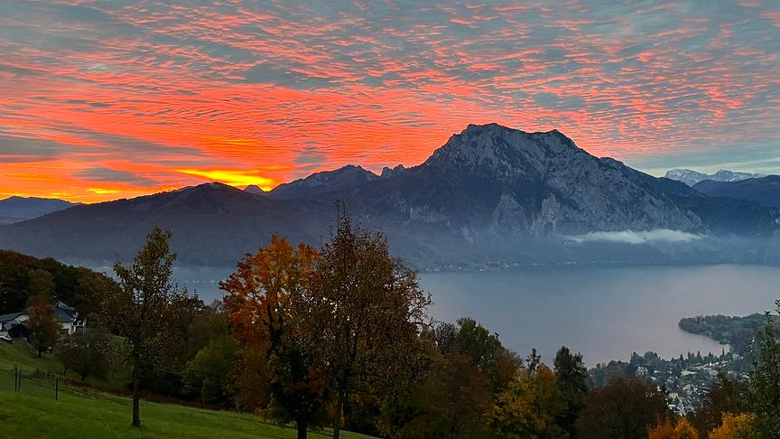 © Erich Schmeissl Sonnenaufgang von Gmunderberg Richtung zum Traunstein. (Erich Schmeissl)