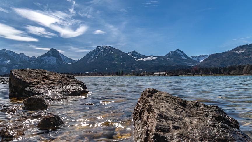 © Matthias Niederer Sonniger Vormittag am ersten Frühlingswochenende, am Nordufer des Wolfgangsees in Ried, mit Blick Richtung Bleckwand und Sparber. (Matthias Niederer)