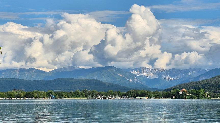 © Günther Mallweger Wolkentürme über den Karawanken, gesehen von der Wörthersee-Ostbucht (Günther Mallweger)