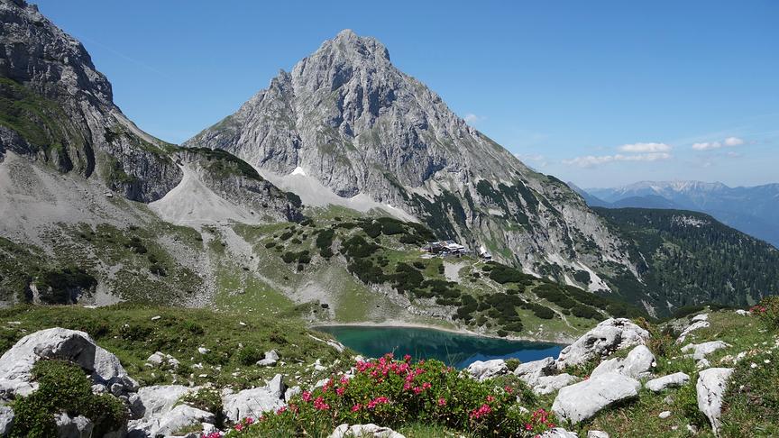 © Martin Strasser Blick zur Coburger Hütte mit Drachensee, überragt von der 2412 m hohen Ehrwalder Sonnenspitze. (Martin Strasser)
