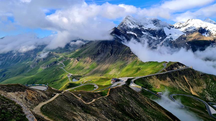 © Doris Stemeseder Der Blick von der Edelweißspitze auf 2.571 m auf die Großglockner Hochalpenstrasse. (Doris Stemeseder)