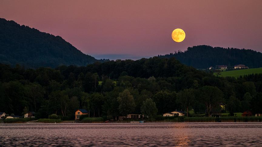 © Christof Mitterndorfer Vom Wallersee Richtung Fischtagging, ein Tag vor Vollmond. (Christof Mitterndorfer)