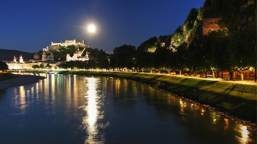 © Emma Sommeregger Heute habe ich am Abend den Vollmond in der Salzburger Altstadt fotografiert. Er hat sich sehr schön in der glitzernden Salzach gespiegelt, hat wunderbar ausgesehen vom Müllner Steg aus. Ein tolles Erlebnis! (Emma Sommeregger)