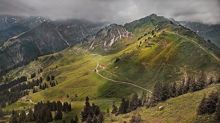 © Peter Grill Alpenpanorama im Kleinwalsertal bei schlechtem Wetter. (Peter Grill)