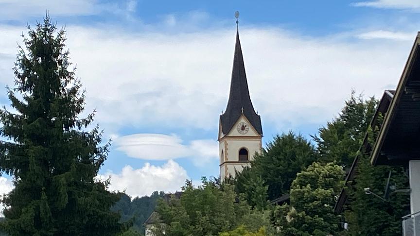 © Michael Koscher Lenticularis Wolke neben der Pfarrkirche Köttmannsdorf (Michael Koscher)