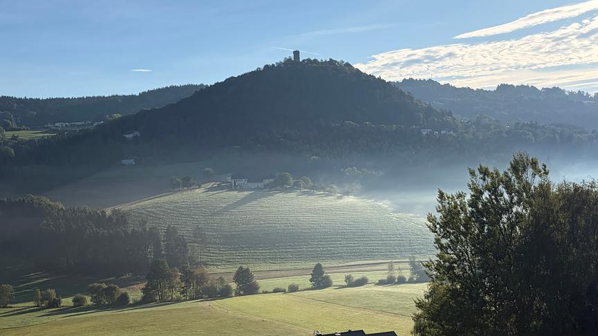 Morgendlicher Dunst über dem Mühlviertel! In der Bildmitte thront die Ruine Waxenberg!