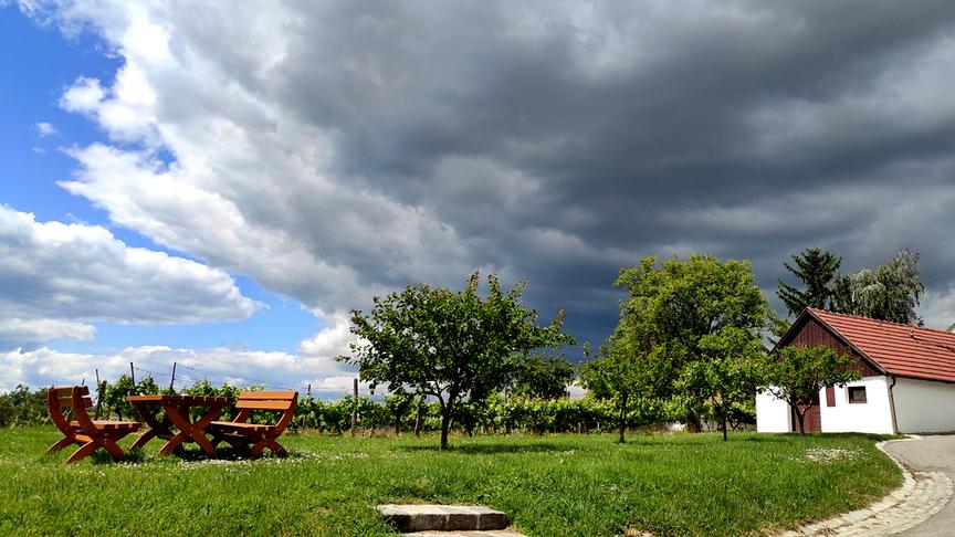 © Gerti Portisch Bedrohliche Gewitterwolken über der Kellergasse in Kleinhadersdorf. (Gerti Portisch)