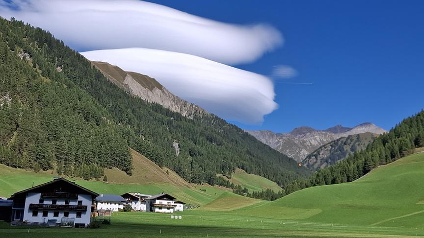 © Martina Ampferer Spezielle Föhnwolken heute Mittags im Schmirntal zaubern eine besondere Stimmung. (Martina Ampferer)