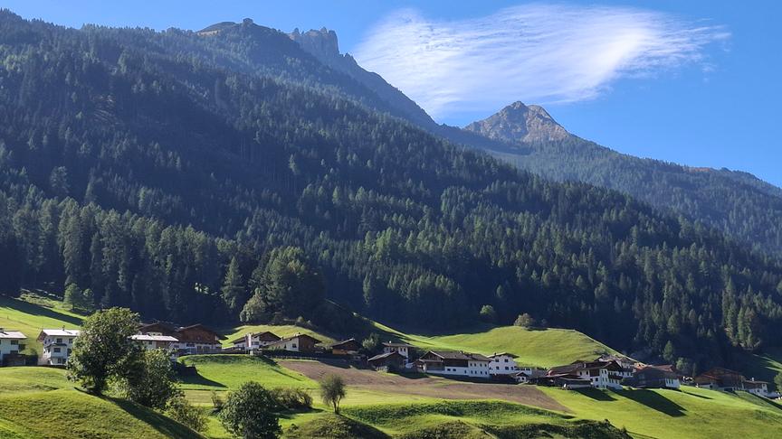 Blick von Neustift Neder Richtung Obergasse und Elfer- und Zwölferspitze bei schönem Wetter