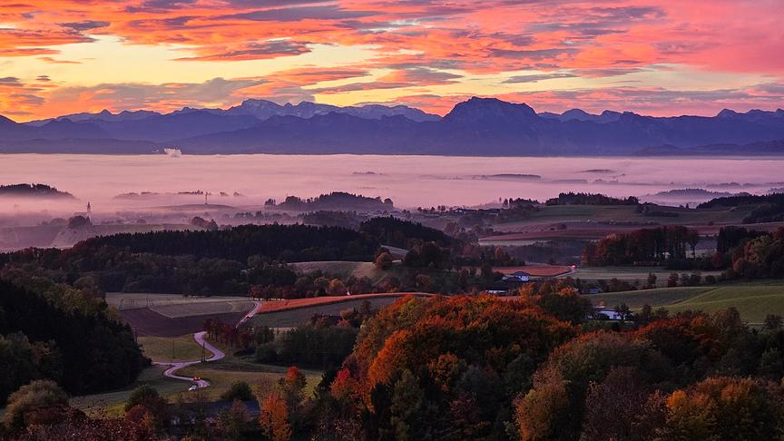 © Franz Lehner Sonnenaufgang in Wolfsegg mit Blick über das Voralpenland (Franz Lehner)