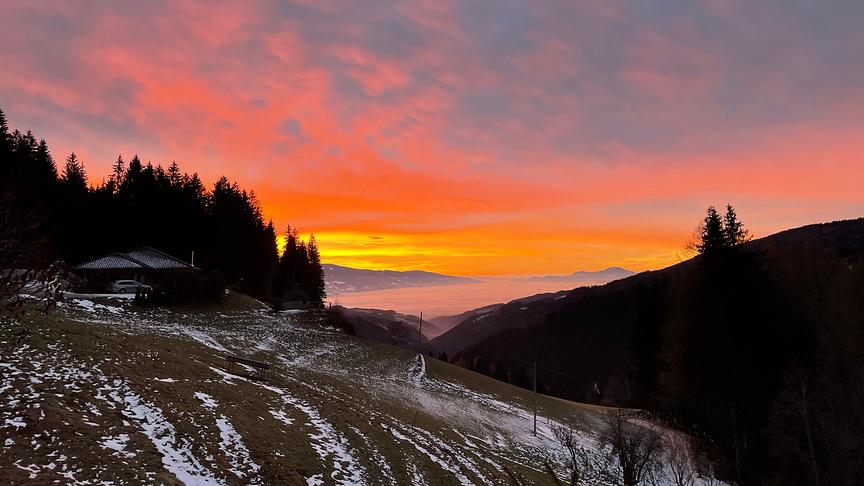 © Justine Stromberger Sonnenaufgang vom Blick der Saualpe ins Lavanttal (Wolfsberg, St. Andrä, St. Paul) und im Hintergrund die Koralpe. (Justine Stromberger)