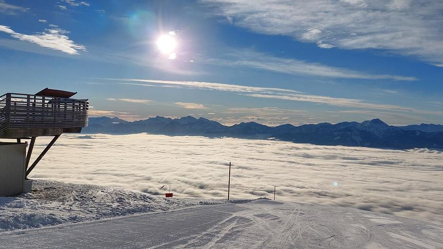 © Uiberlacher Erika Die Skipiste verschwindet im Nebelmeer. (Uiberlacher Erika)