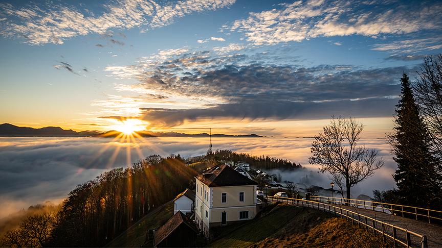 Sonnenuntergang am Sonntagberg mit Nebelmeer. (Harald Haselsteiner)