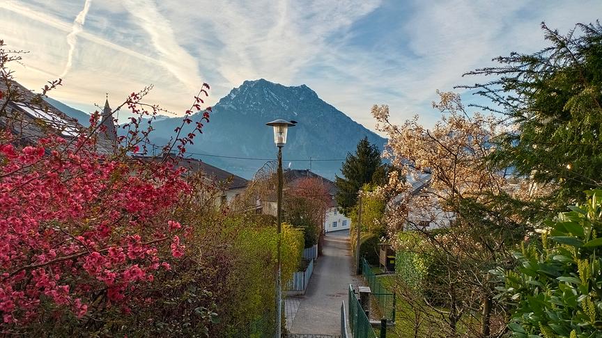 © Martina Bachlechner Reisenbichlerweg in Altmünster am Traunsee mit Gemeindeamt, Traunsee und Traunstein. (Martina Bachlechner)