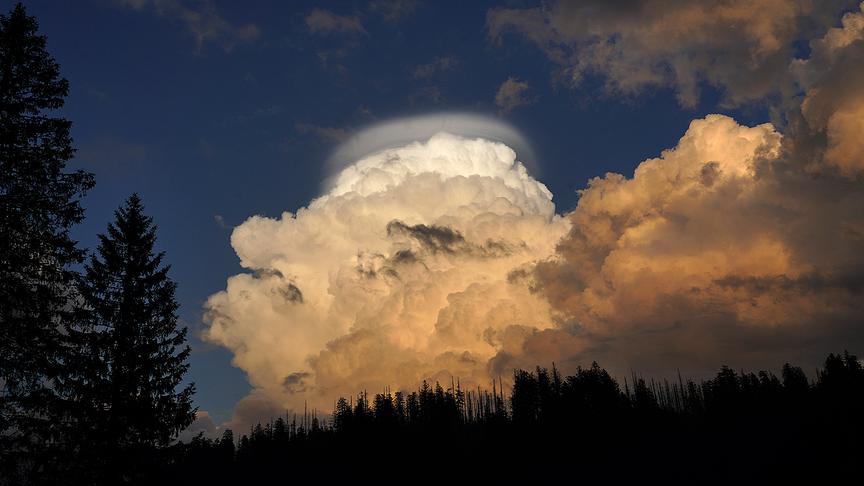 © Martin Spannring Dramatische Himmelsstimmung mit "Heiligenschein" auf Wolke, gesehen in 4591 Molln, auf der Feichtauhütte auf ca. 1300 Meter Seehöhe am Fuße des Hohen Nock. (Martin Spannring)