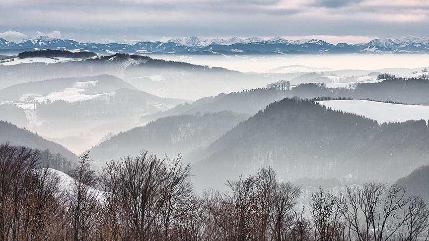 © Jonah Pettrich Blick übers nebelverhangene Yspertal auf den Berghorizont. (Jonah Pettrich)