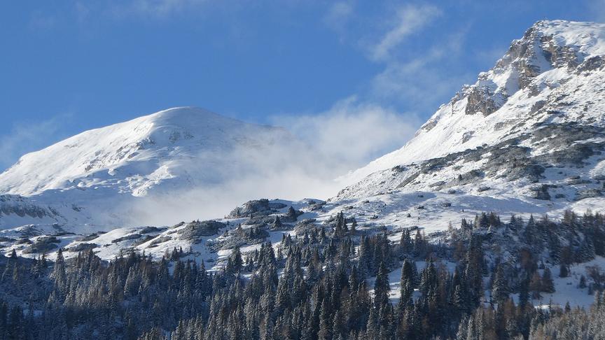 © Ferdinand Mader Winterliche Bergkulisse - Schitour Eldorado - links der Muttenkopf 2638m und rechts Am Hohen Kreuz 2486m. (Ferdinand Mader)