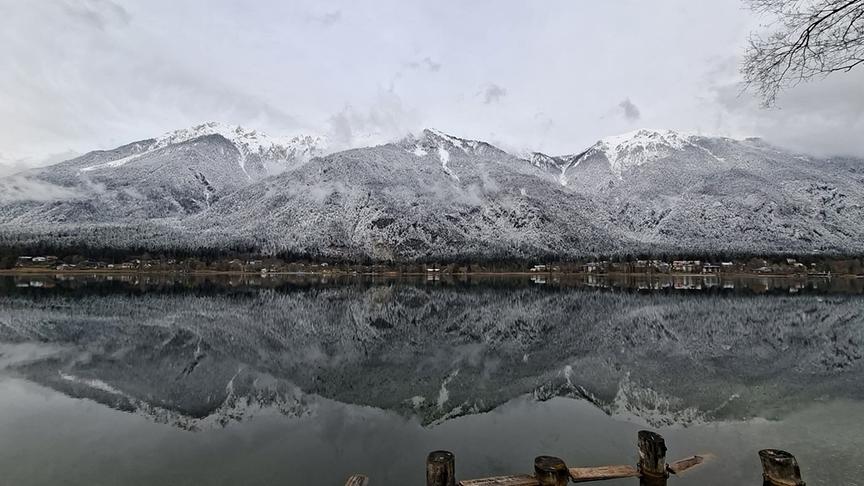 Presseggersee..Spiegelung und Schneefallgrenze (Ilse Jank)