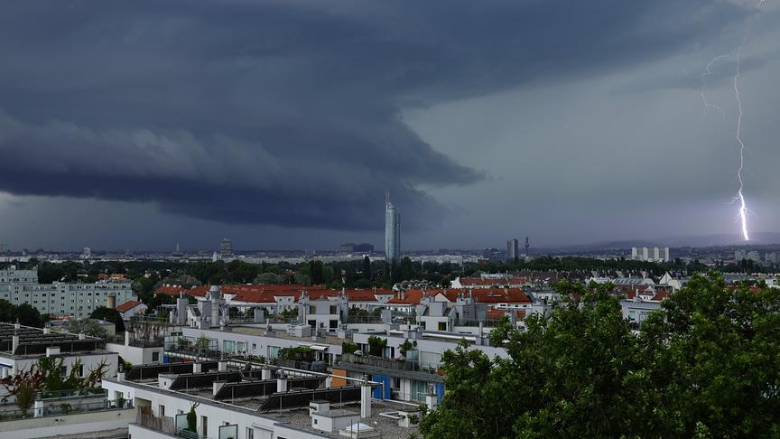 © Manfred Böhmer Unwetter zieht nach Floridsdorf mit Erdblitzentladung (Manfred Böhmer)