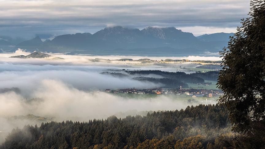 © Doris Stemeseder Blick über den Flachgau. Im Hintergrund, in ein paar Wolken eingehüllt, der Hohe Staufen. (Doris Stemeseder)