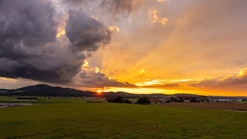 Wunderschöner und dramatischer Sonnenuntergang am Rande einer Gewitterzelle (Straßwalchen, Salzburg)