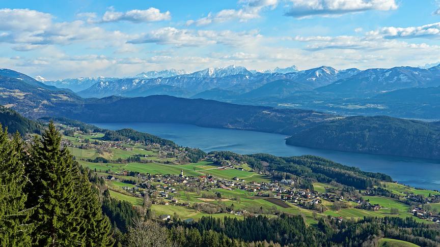 © Annelie Möser Blick über Obermillstatt und den Millstätter See nach Süden. Gut zu erkennen ist der Dobratsch. (Annelie Möser)