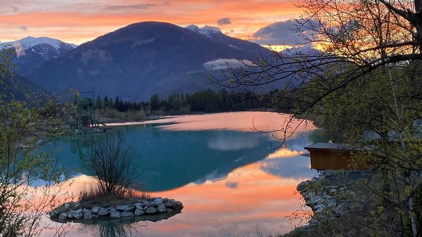 © Waltraud Mitter Abendstimmung beim Baggerteich Gde Lendorf (Spittal /Drau). Es spiegelt der Berg und angeleuchtete Wolken im Baggerteich. (Waltraud Mitter)