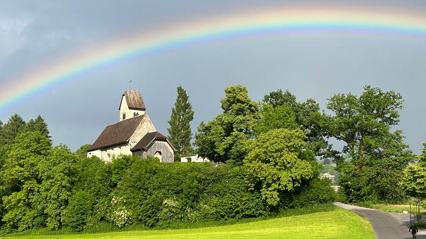 © Michael Beyrer Regenbogen - Kirche St. Michael in Feldkirch Tisis (Michael Beyrer)