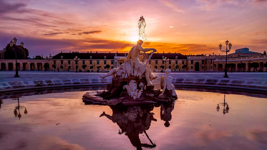 © Markus Sladek Sonnenuntergang im Ehrenhof vor dem Schloss Schönbrunn (Markus Sladek)