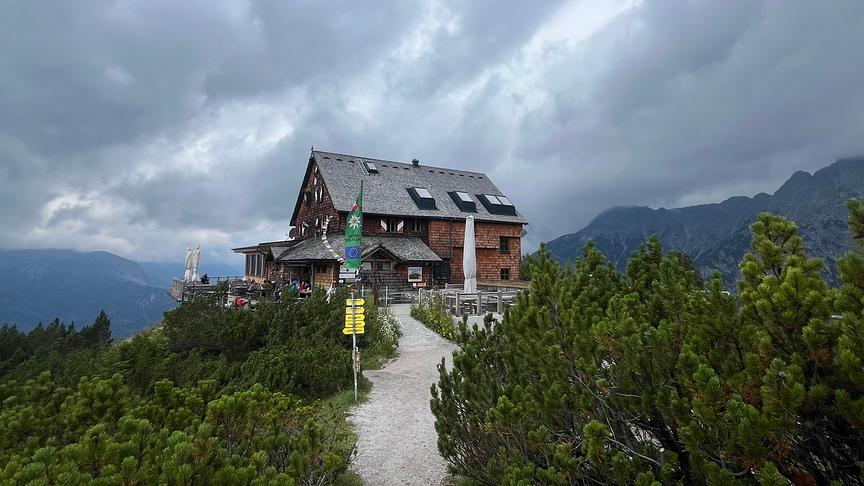 © Inge Lindergrün Dunke Wolken über der Peter-Wiechenthaler Hütte, die hoch über Saalfelden thront (Inge Lindengrün)