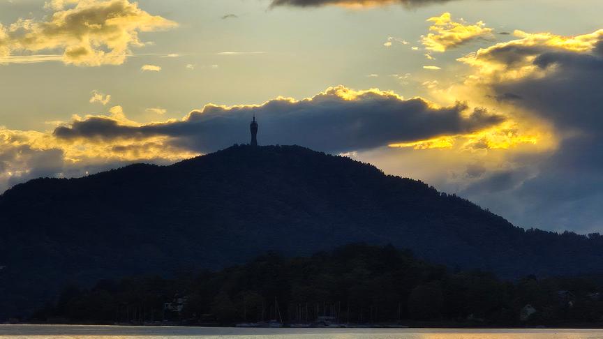© Günther Mallweger Herbstlicher Abendhimmel in der Wörthersee-Ostbucht (Günther Mallweger)