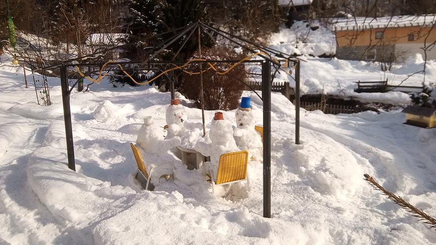 © Klaus Wolligger Sieht das nicht schön aus, so eine kleine Runde von Schneemännern? (Klaus Wolligger)