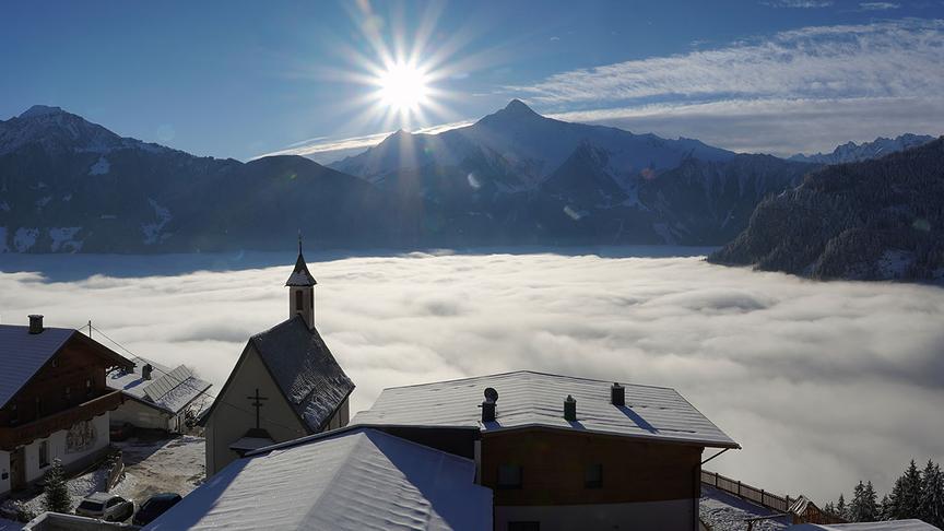 © Gerber Andreas Blick von unserem Balkon auf den Weiler Perler (1130 Meter Seehöhe) unten das Zillertal im Nebel im Hintergrund die Gerlossteinwand sowie die Ahornspitze mit Großen Löffler in den Zillertaler Alpen. (Gerber Andreas)