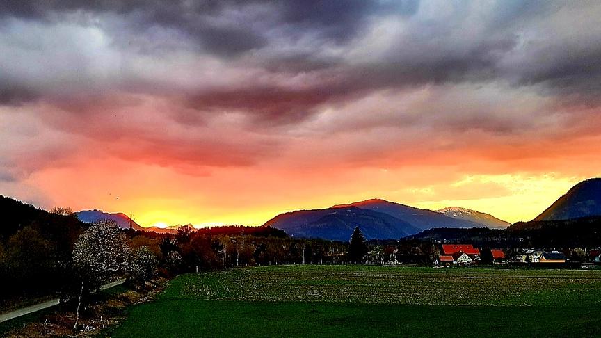 © Jutta Winkler Sonnenuntergang hinter dem Dobratsch Richtung Gailtal. (Jutta Winkler)