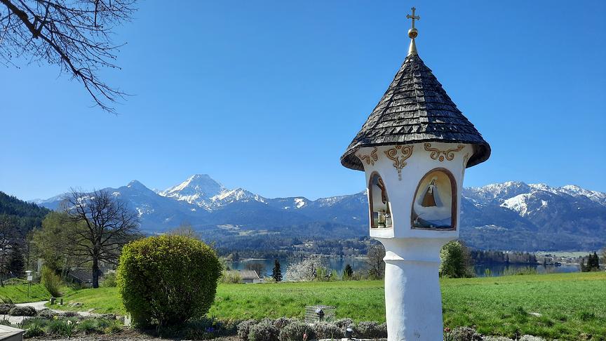© Alfons Lepej Marterl am Faaker See mit Blick Mittagskogel bei herzlichsten Sonnenschein und Windstille. (Alfons Lepej)