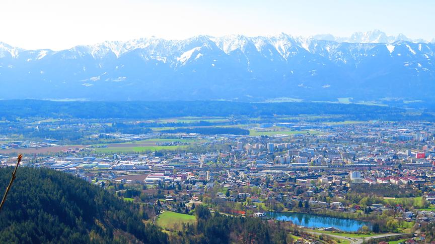 © Georg Wastl Blick vom Oswaldiberg über den Vassacher- und St. Leonhardersee, Villach, zu den Karawanken. (Georg Wastl)