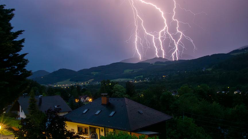 © Mario Hofer Ein gewaltiger Blitz über Payerbach im südlichen Niederösterreich (Mario Hofer)